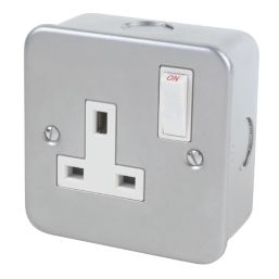 Essentials   13A 1-Gang SP Switched Metal Clad Socket  with White Inserts