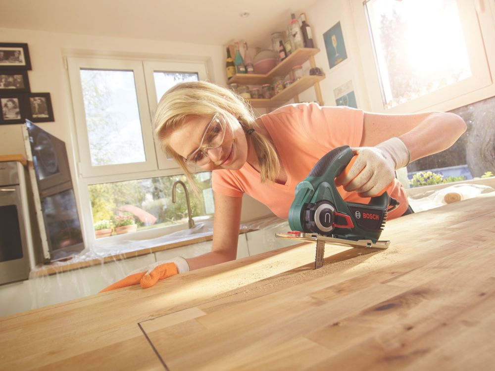 Bosch EasyCut 12 12V 1 x 2.5Ah Li-Ion Cordless 6.5cm All-Purpose Saw -  Screwfix