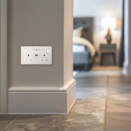 British General Evolve 13A 2-Gang SP Switched Socket with WiFi Extender + 2.1A 10.5W 1-Outlet Type A USB Charger Pearlescent White with White Inserts