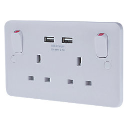 Schneider Electric Lisse 2.1A 2-Gang SP Switched Socket + 2.1A 10.5W 2-Outlet Type A USB Charger White
