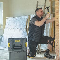 DEWALT Force Gilet Black Medium 39-41" Chest