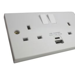 Essentials  13A 2-Gang 2-Pole Switched Socket + 3.1A 15W 2-Outlet Type A & C USB Charger White with White Inserts