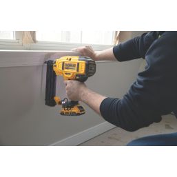 Dewalt 18v second fix best sale nail gun