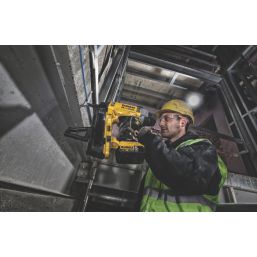 DEWALT DCN890P2-GB 57mm 18V 2 x 5.0Ah Li-Ion XR Brushless Concrete/Steel Cordless Nail Gun