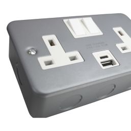 Essentials  13A 2-Gang 2-Pole Switched Metal Clad Socket + 3.1A 15.5W 2-Outlet Type A & C USB Charger with White Inserts
