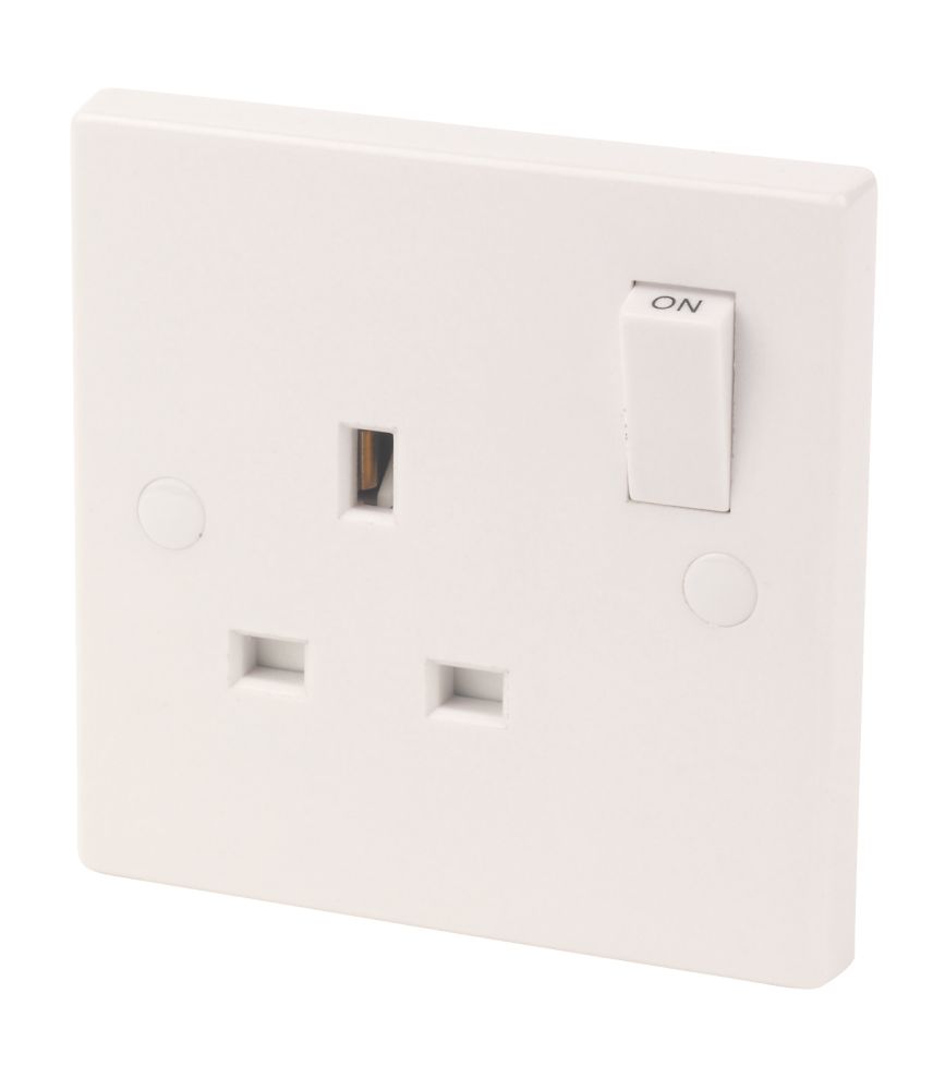 Essentials 13A 1Gang SP Switched Plug Socket White Screwfix