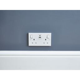 British General 900 Series 13A 2-Gang SP Switched Socket + 4.2A 10.5W 2-Outlet Type A & C USB Charger White