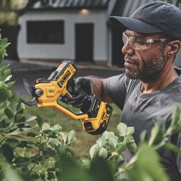 DEWALT DCMPP568N-XJ 18V Li-Ion XR Cordless Bypass Powered Secateurs - Bare